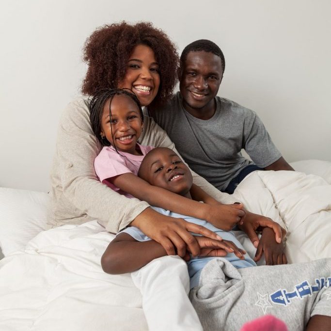 black-family-in-the-bed_SkecJwf-e